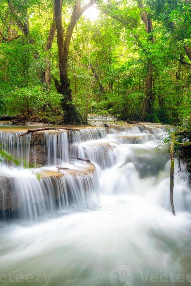 Hermosa cascada de huay mae khamin en la selva tropical foto