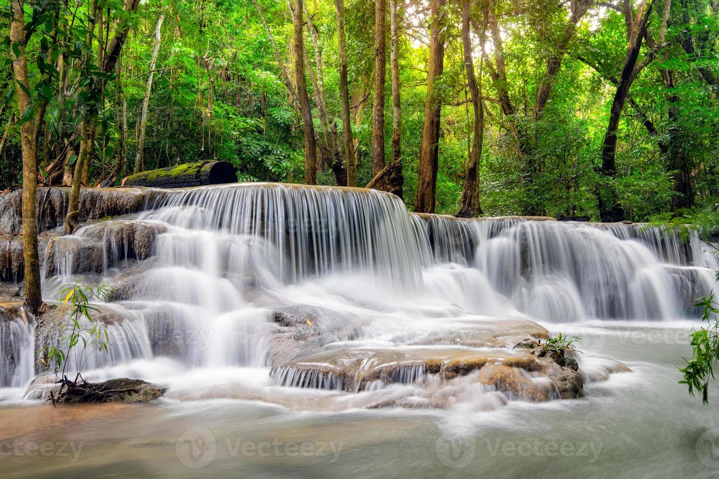 Hermosa cascada de huay mae khamin en la selva tropical foto