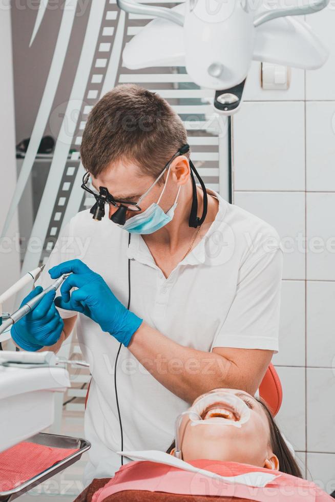 el uso de un retractor mientras se cepilla los dientes del sarro. foto