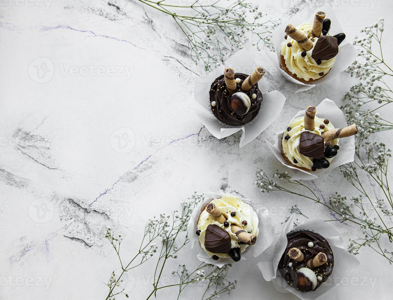 Cupcakes de chocolate sobre fondo de mármol blanco foto