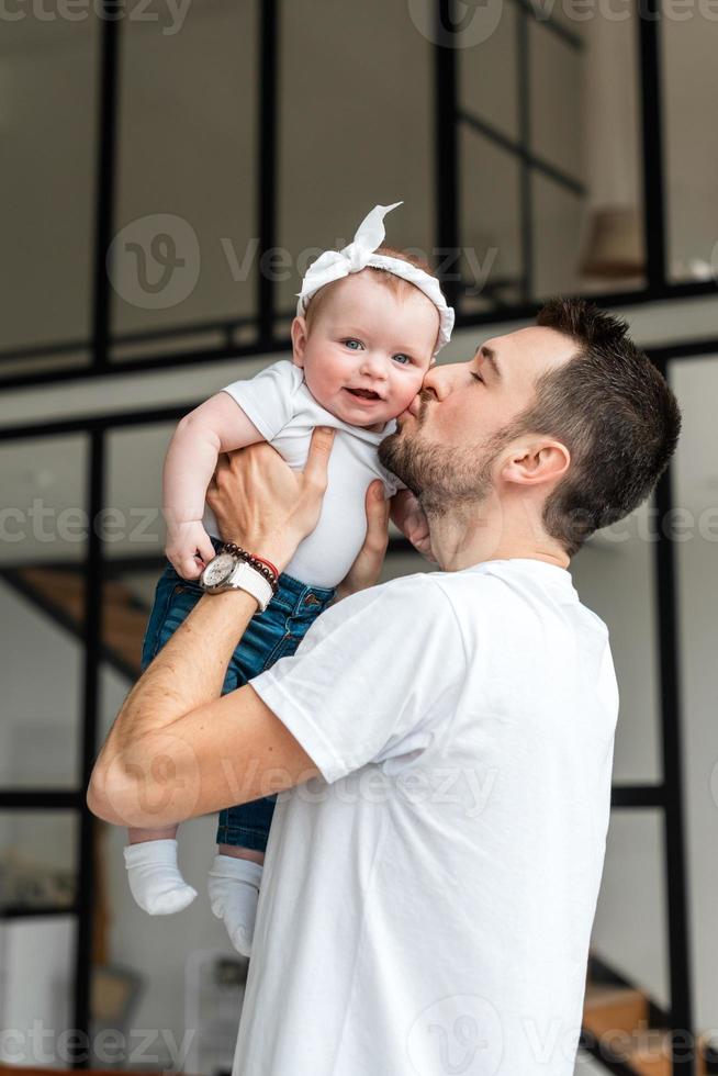 el padre besa a su hermosa niña foto