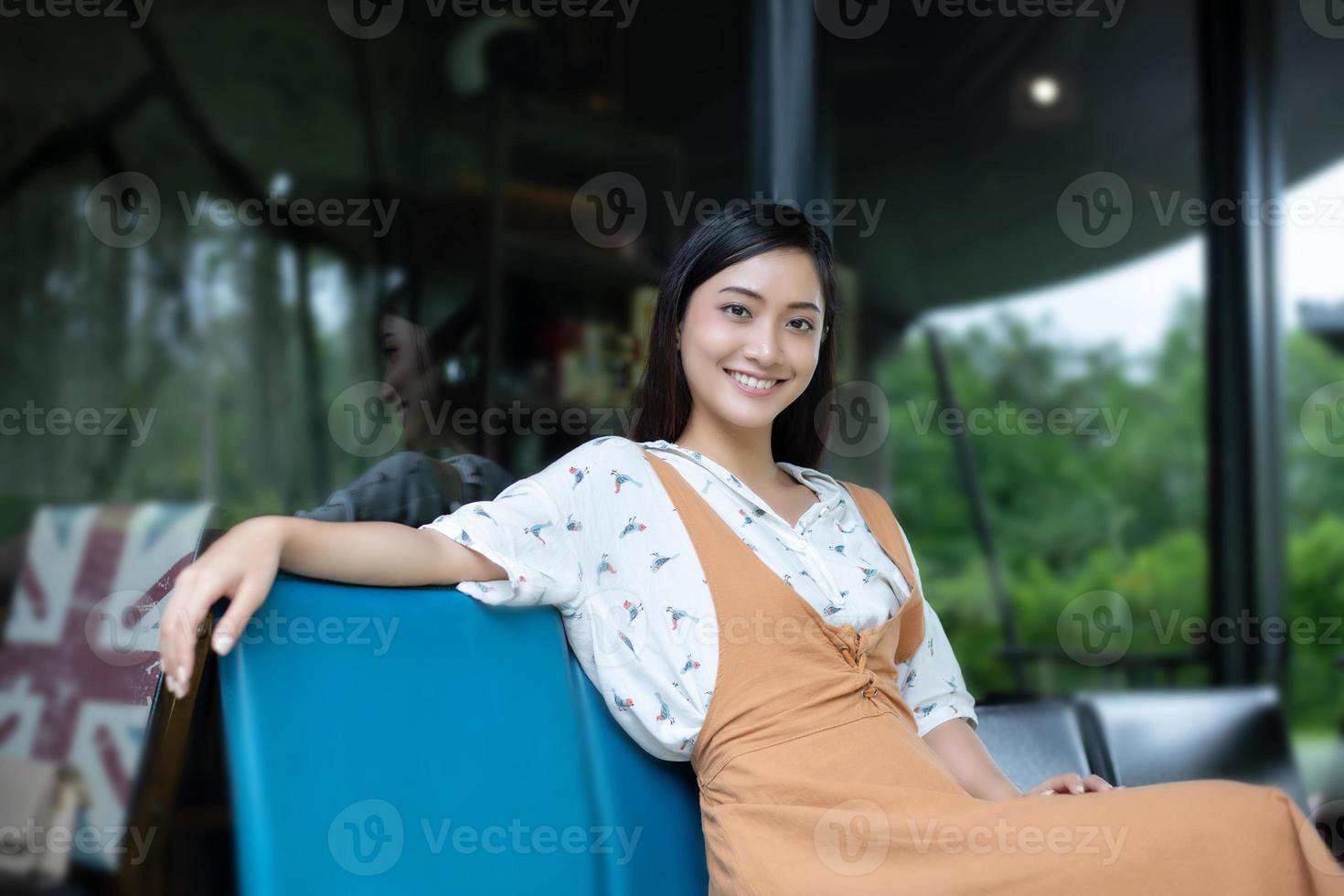 mujeres asiáticas sonriendo y feliz relajándose en una cafetería después de trabajar en una oficina exitosa. foto