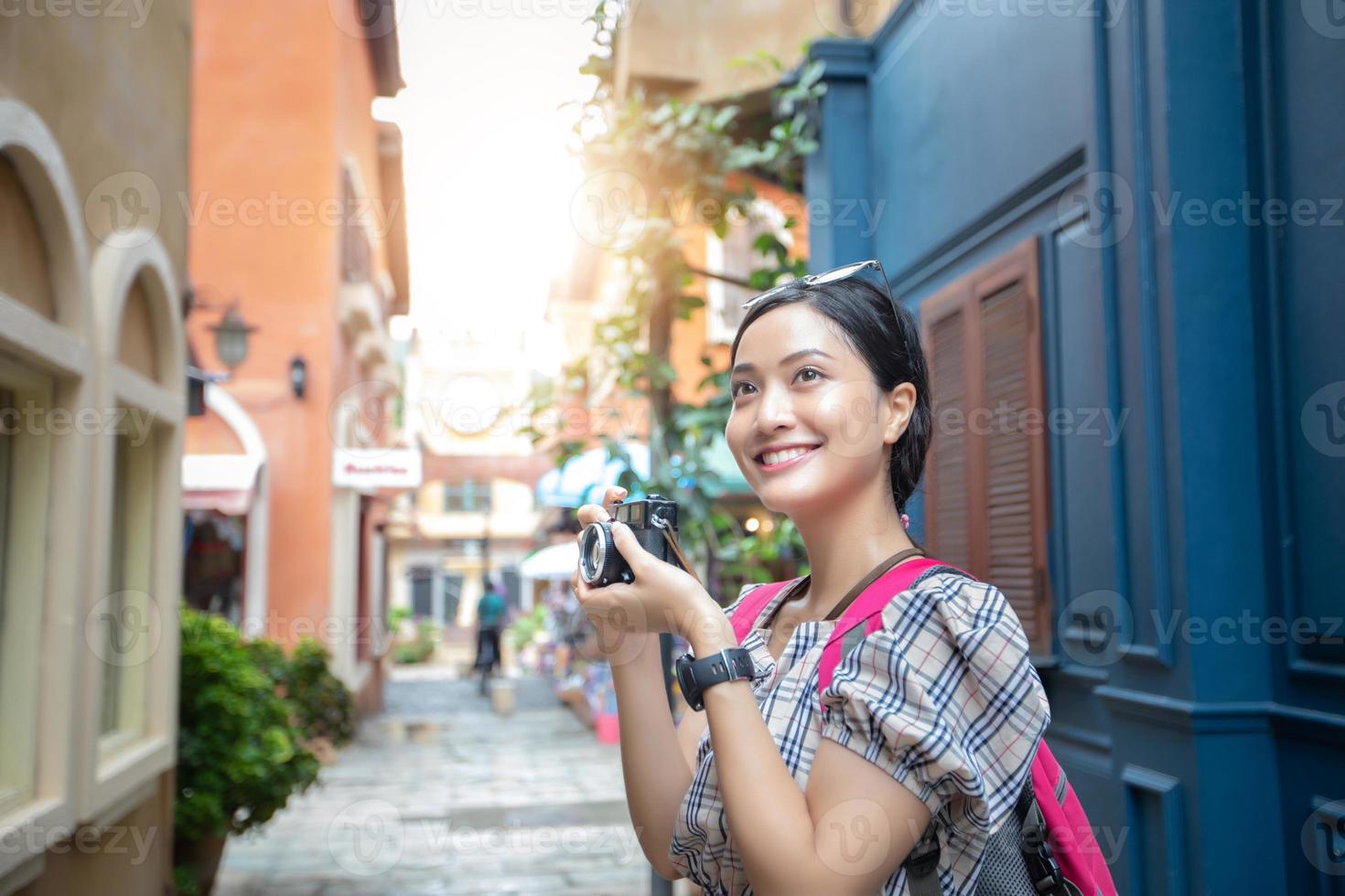 Las mujeres asiáticas mochilas caminando juntas y felices están tomando fotos y autofotos, tiempo de relax en viajes de concepto de vacaciones