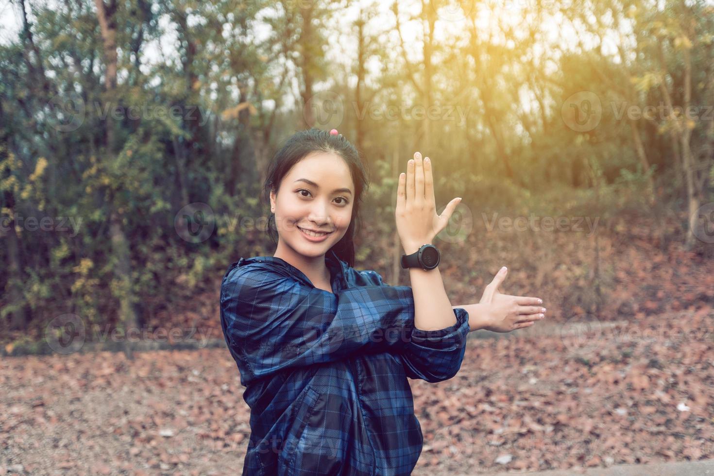 Asia mujer atlética calentamiento y joven atleta haciendo ejercicio y estiramiento en un parque antes de corredor al aire libre, concepto de estilo de vida saludable. foto