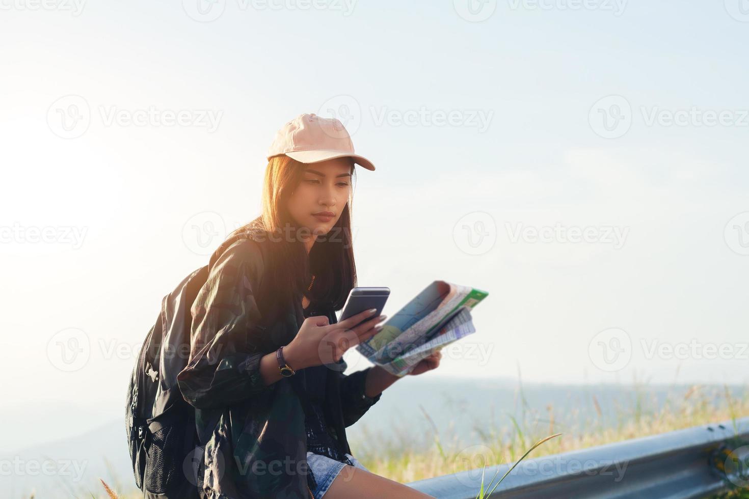 mujeres jóvenes asiáticas personas caminando con amigos mochilas caminando juntos y mirando el mapa y tomando una cámara de fotos en la carretera y luciendo feliz, tiempo de relax en concepto de vacaciones viajes