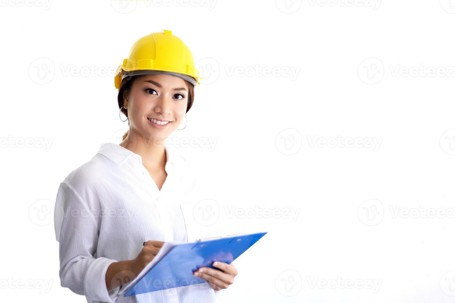 Mujeres asiáticas de ingeniería inspeccionando y trabajando y sosteniendo planos en la oficina foto