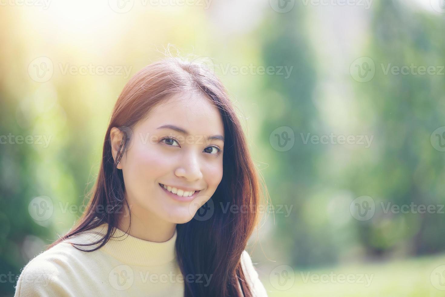 Las mujeres asiáticas sonríen feliz en el momento de relajarse al aire libre foto