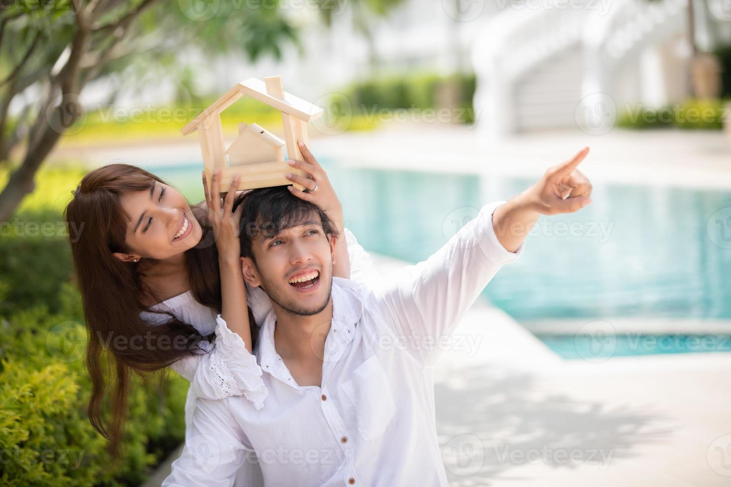 Los amantes de las parejas románticas están deseando planificar una casa. foto