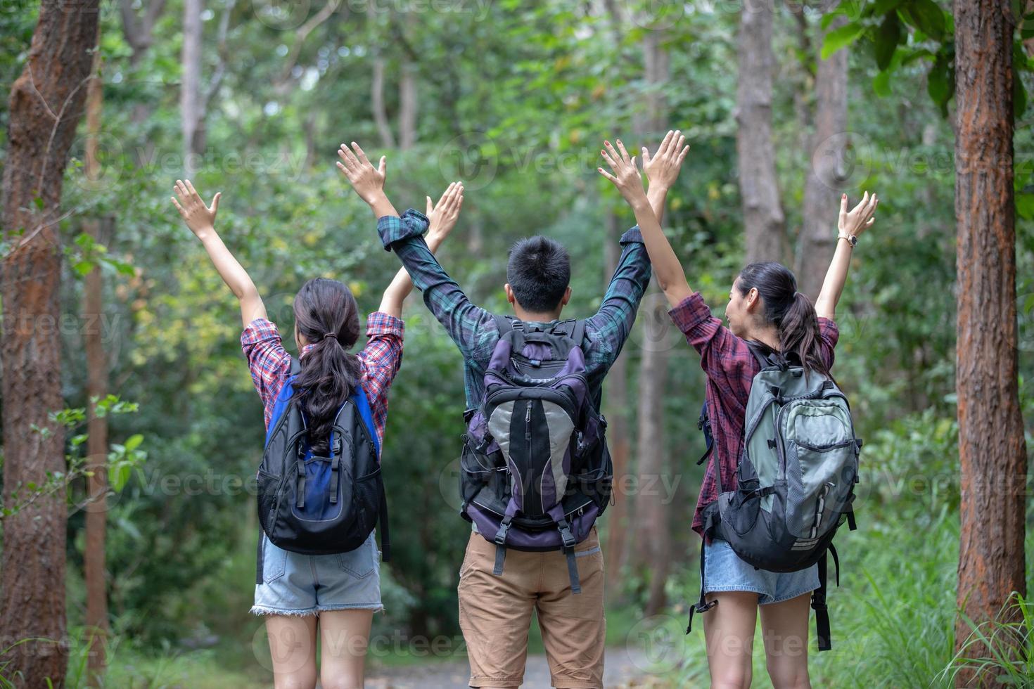 grupo asiático de jóvenes de excursión con amigos mochilas caminando juntos y mirando el mapa y tomando la cámara de fotos en la carretera y mirando feliz, tiempo de relax en concepto de vacaciones viajes