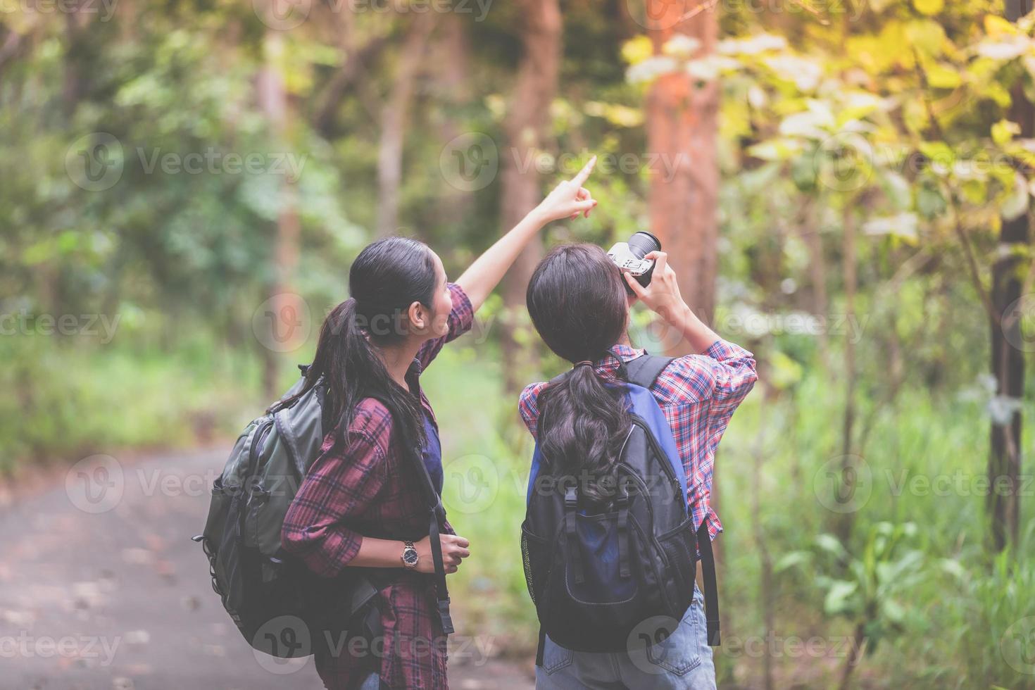 grupo asiático de jóvenes de excursión con amigos mochilas caminando juntos y mirando el mapa y tomando la cámara de fotos en la carretera y mirando feliz, tiempo de relax en concepto de vacaciones viajes