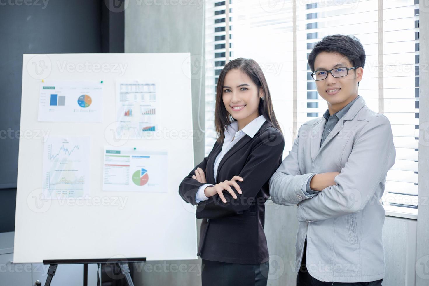 Mujeres empresarias asiáticas y grupo que usa el cuaderno para socios comerciales que discuten documentos e ideas en reuniones y mujeres de negocios sonriendo felices por trabajar foto