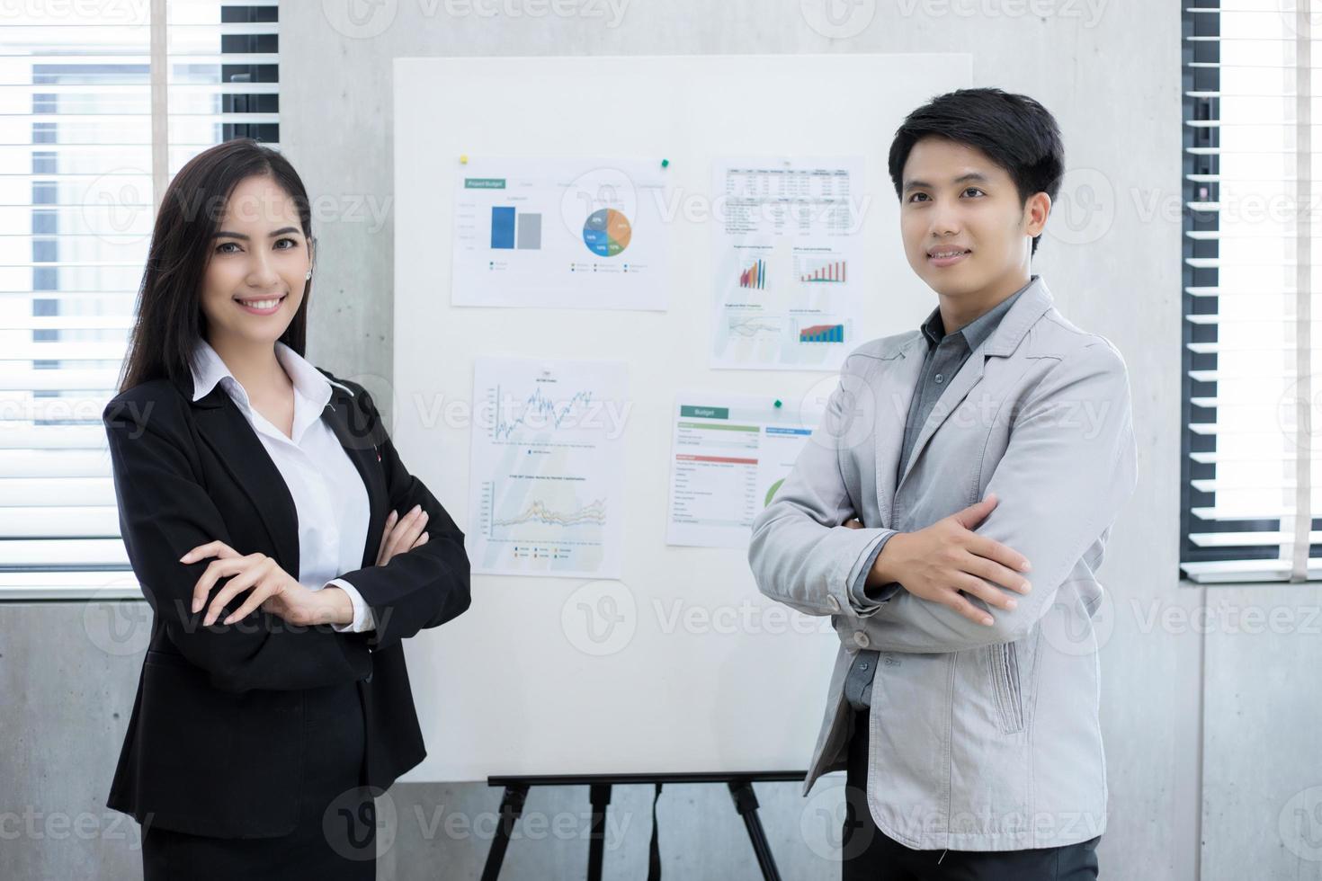 Mujeres empresarias asiáticas y grupo que usa el cuaderno para socios comerciales que discuten documentos e ideas en reuniones y mujeres de negocios sonriendo felices por trabajar foto