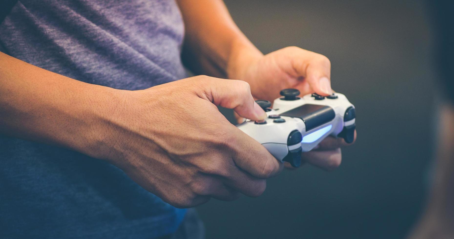 Hombres asiáticos amigos competitivos jugando videojuegos y emocionados felices alegres en casa foto