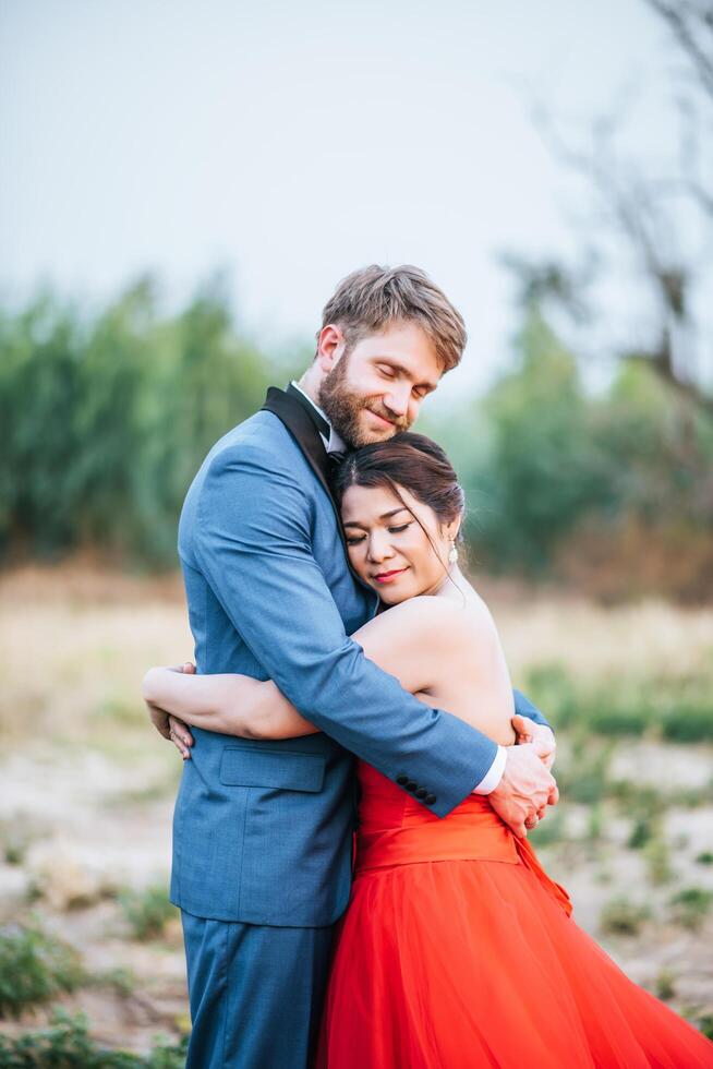 la novia y el novio tienen tiempo de romance y felices juntos foto