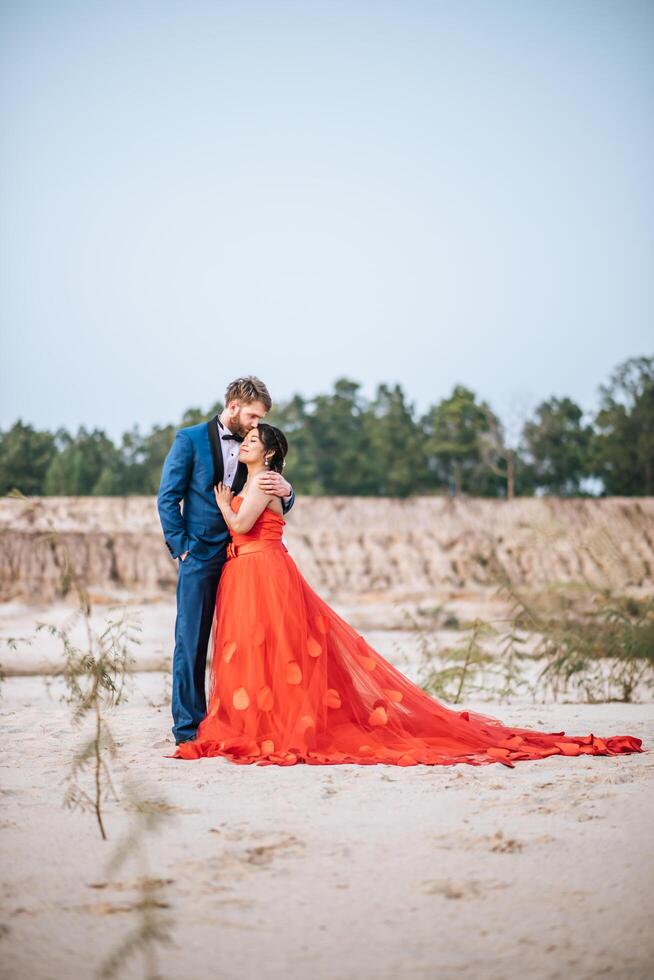 La novia asiática y el novio caucásico tienen tiempo de romance y felices juntos foto