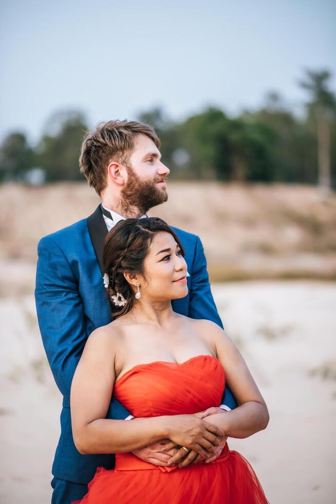 La novia asiática y el novio caucásico tienen tiempo de romance y felices juntos foto