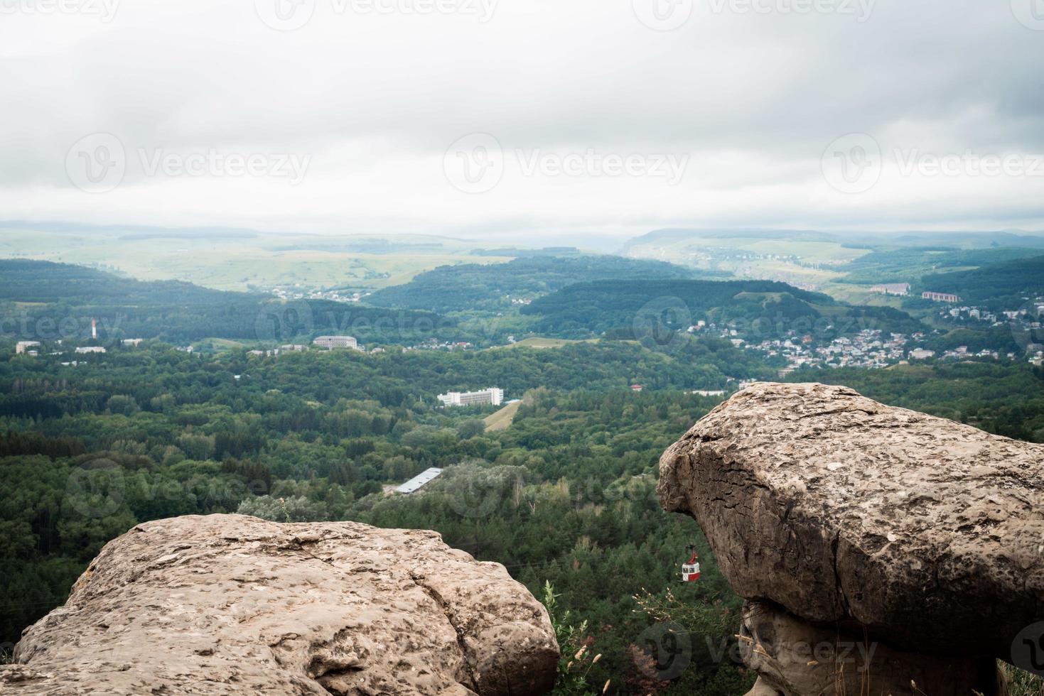 paisaje de rocas de pico de montaña. panorama de la montaña foto