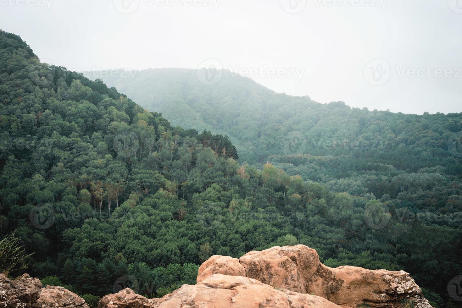 paisaje de rocas de pico de montaña. panorama de la montaña foto