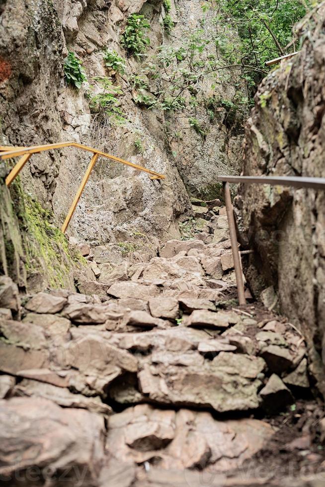 Camino de piedra en las montañas que conduce a la cima. foto