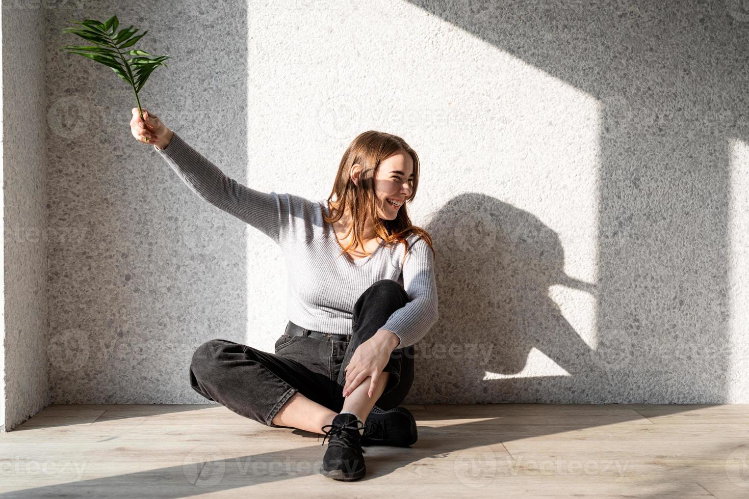 Retrato de una bella mujer joven con un patrón de sombras en la cara y el cuerpo en forma de hoja de palma foto