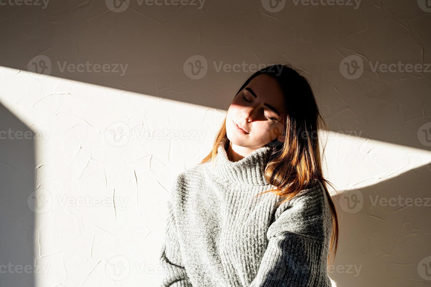 retrato de una bella mujer joven con un patrón de sombra en la cara y el cuerpo foto