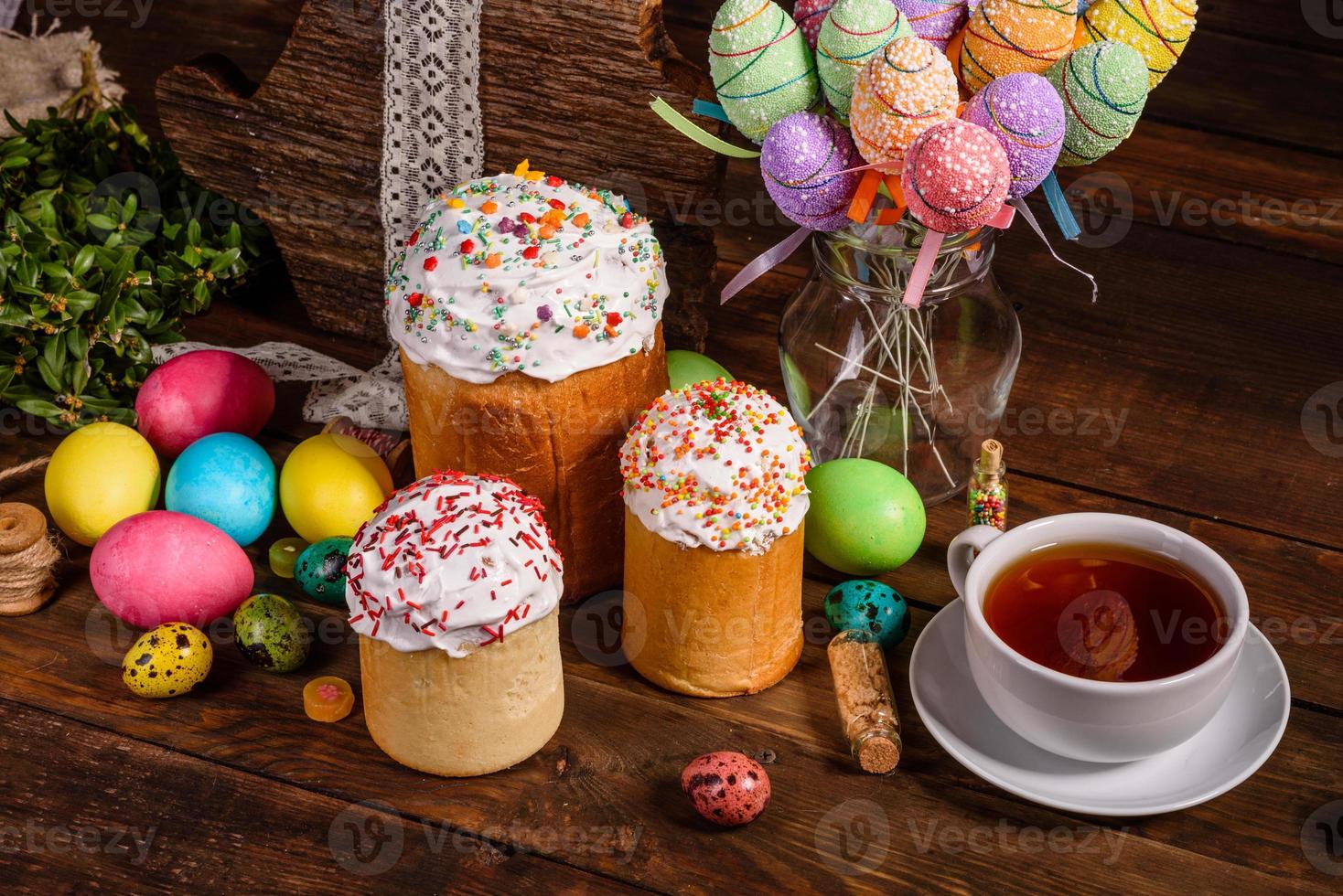 Pastel de Pascua y huevos de colores sobre un fondo oscuro foto