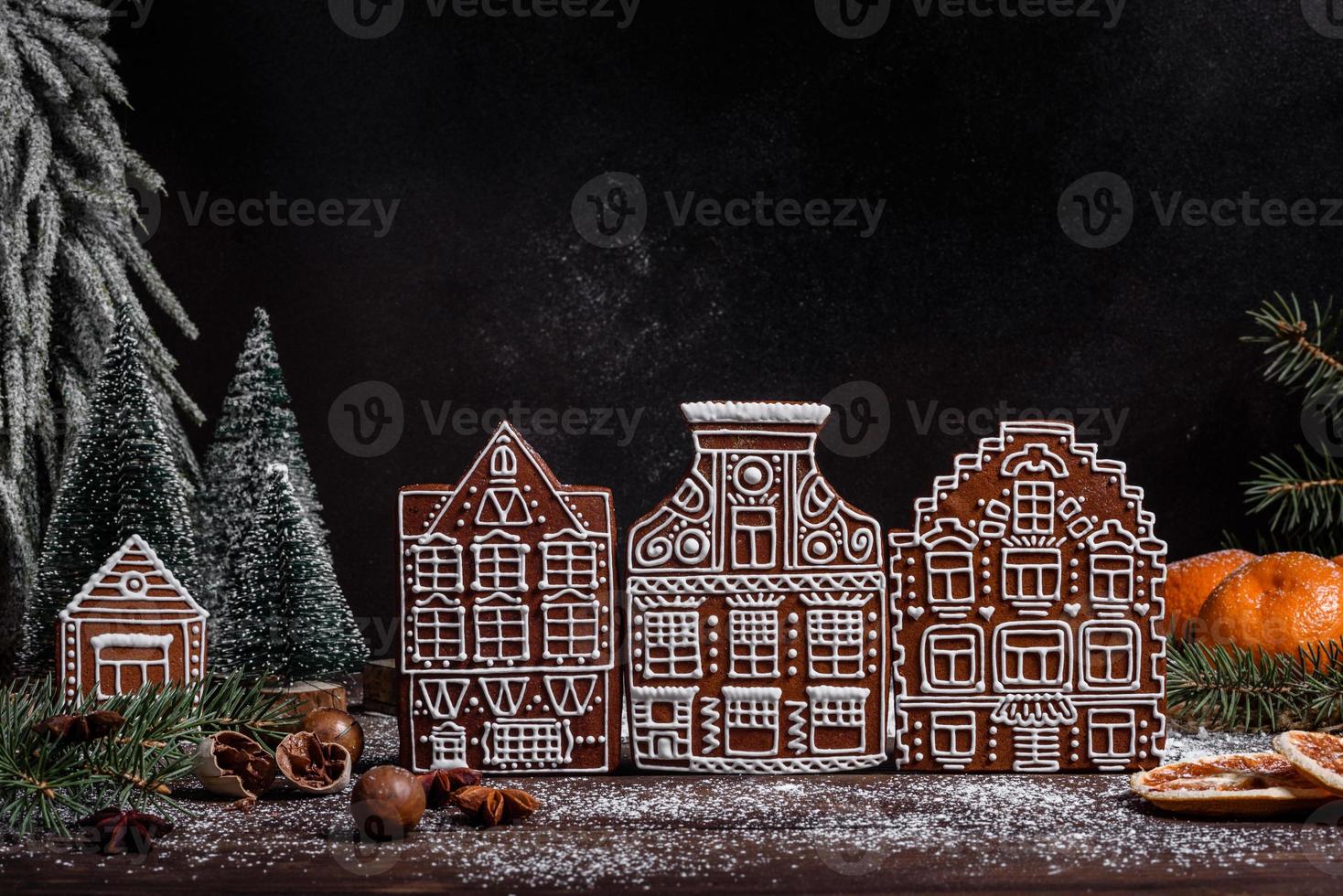Deliciosos dulces hermosos en una mesa de madera oscura en la víspera de Navidad foto