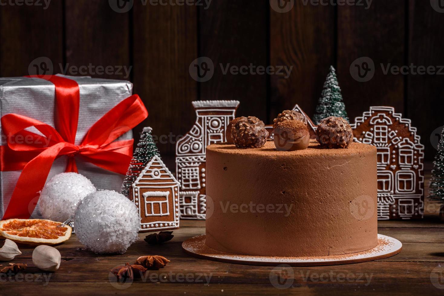 Deliciosos dulces hermosos en una mesa de madera oscura en la víspera de Navidad foto