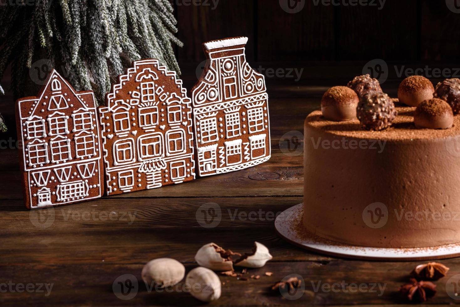 Deliciosos dulces hermosos en una mesa de madera oscura en la víspera de Navidad foto