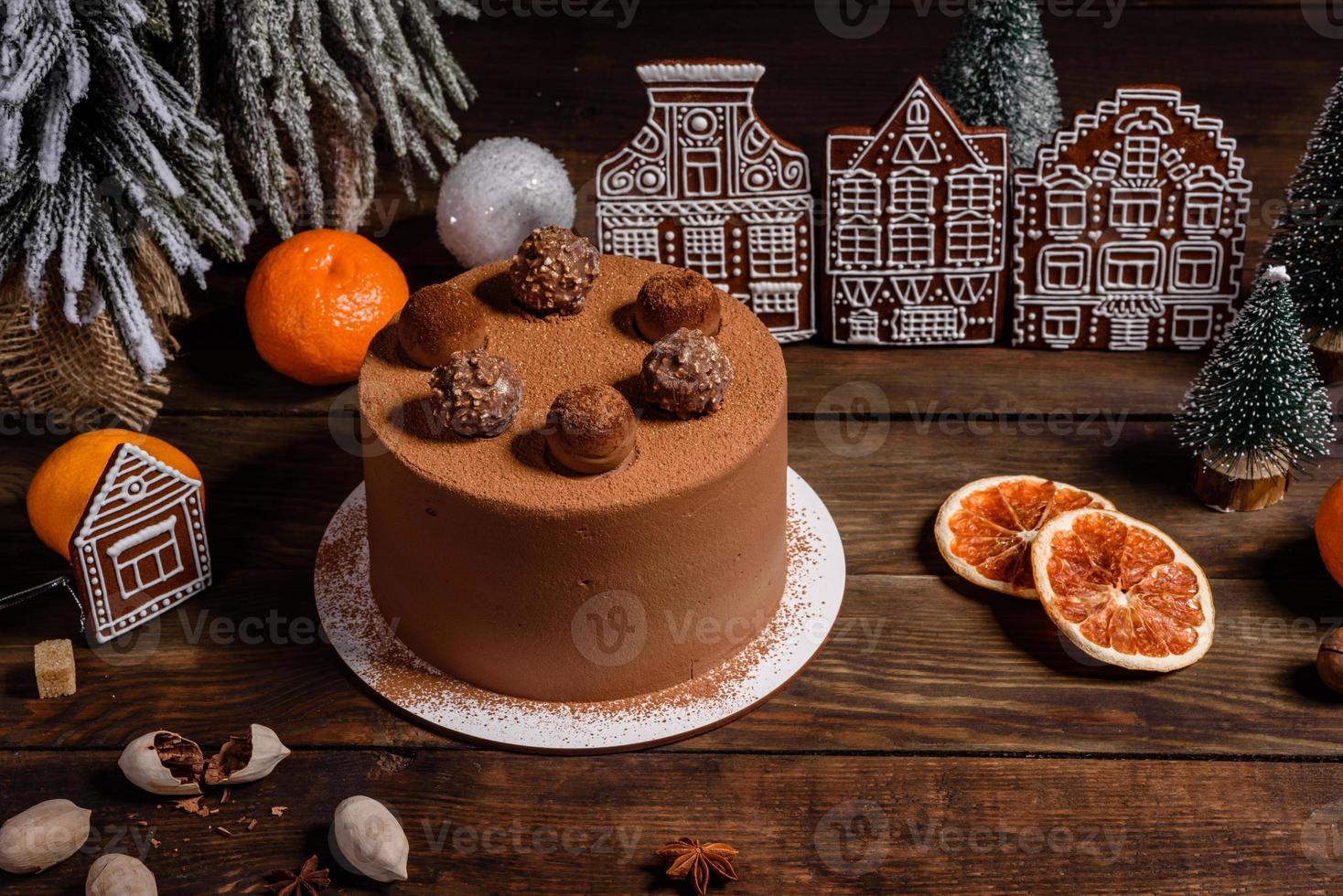 Deliciosos dulces hermosos en una mesa de madera oscura en la víspera de Navidad foto