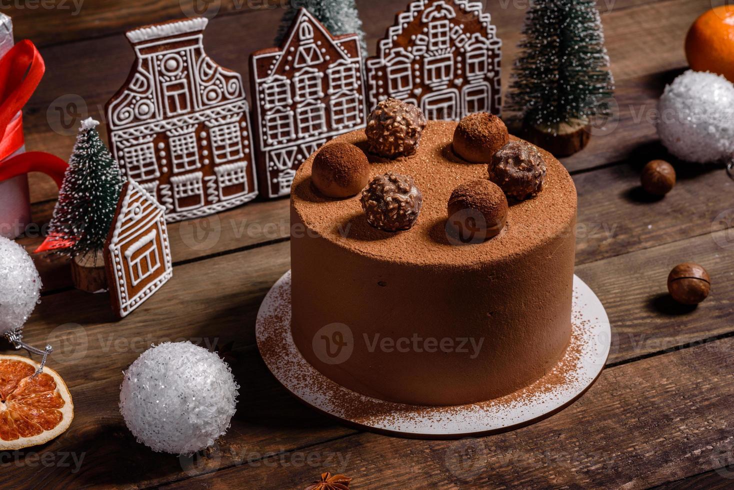 Deliciosos dulces hermosos en una mesa de madera oscura en la víspera de Navidad foto