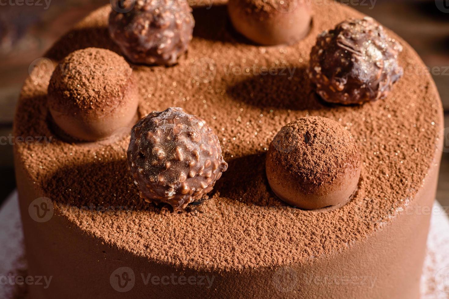 Deliciosos dulces hermosos en una mesa de madera oscura en la víspera de Navidad foto