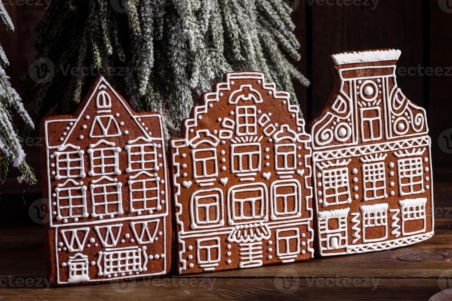 Deliciosos dulces hermosos en una mesa de madera oscura en la víspera de Navidad foto