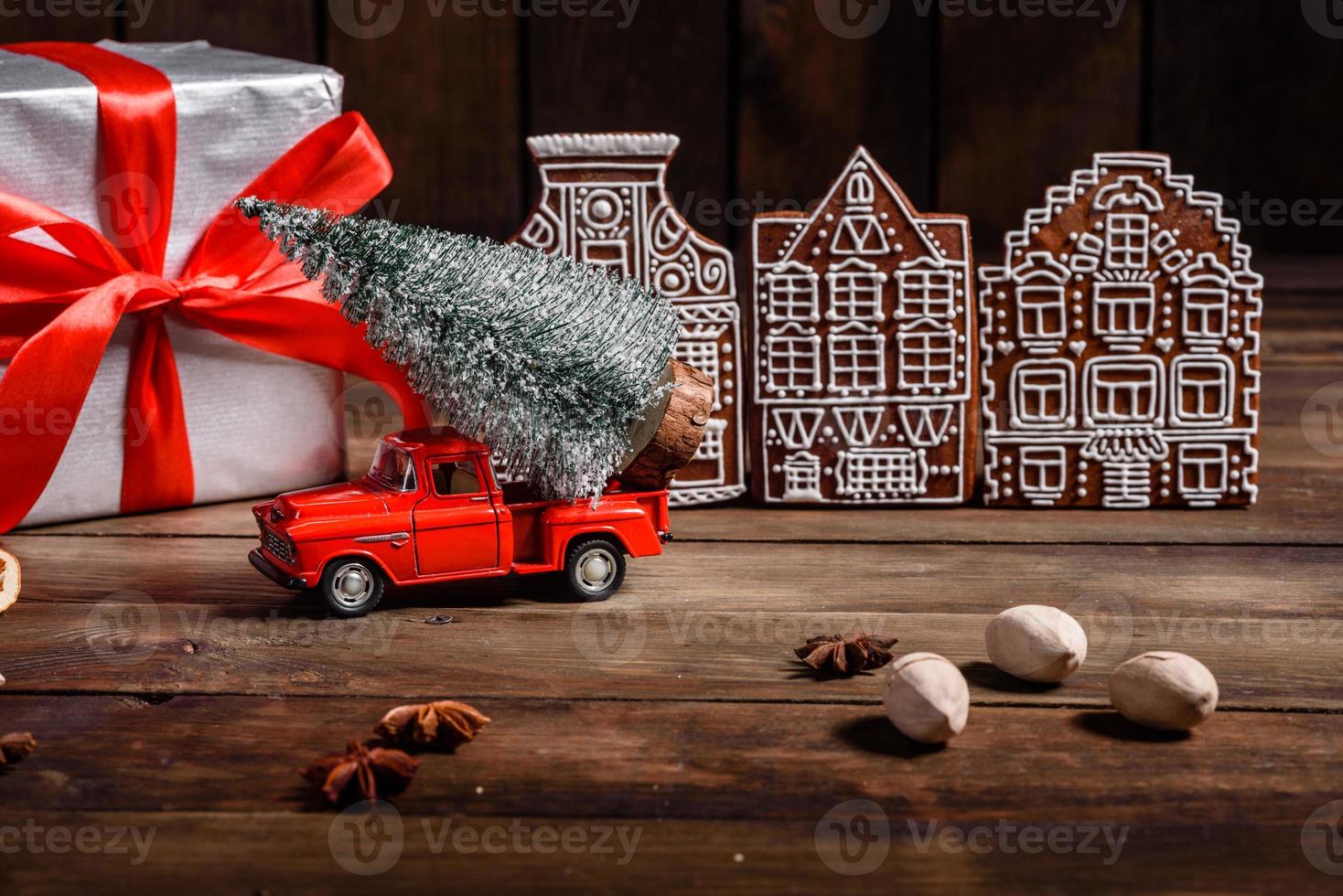 Deliciosos dulces hermosos en una mesa de madera oscura en la víspera de Navidad foto