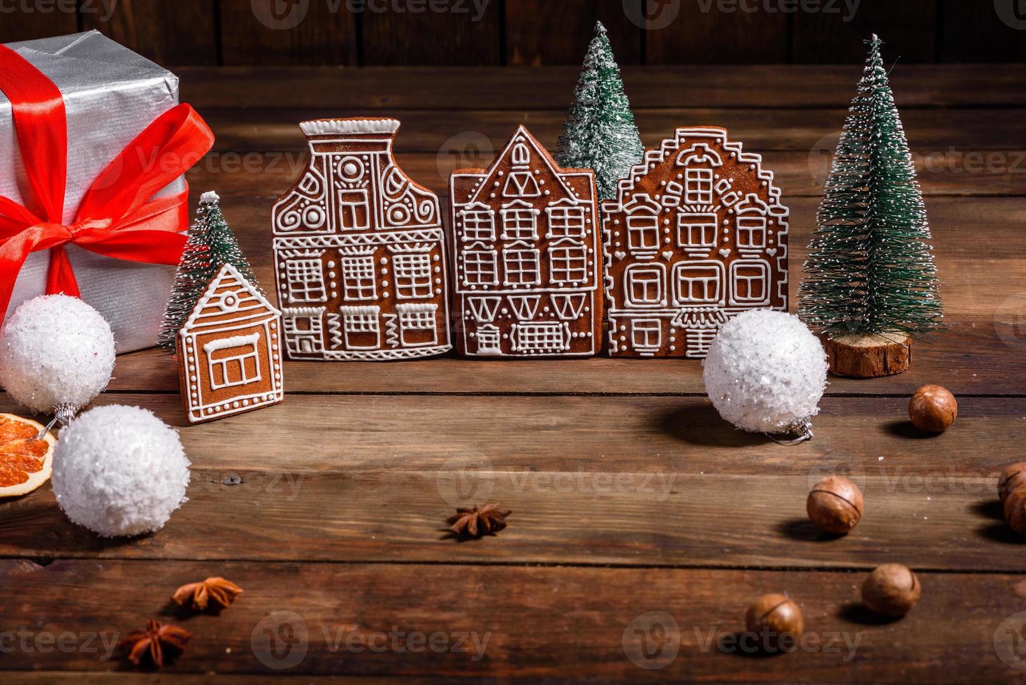 Deliciosos dulces hermosos en una mesa de madera oscura en la víspera de Navidad foto