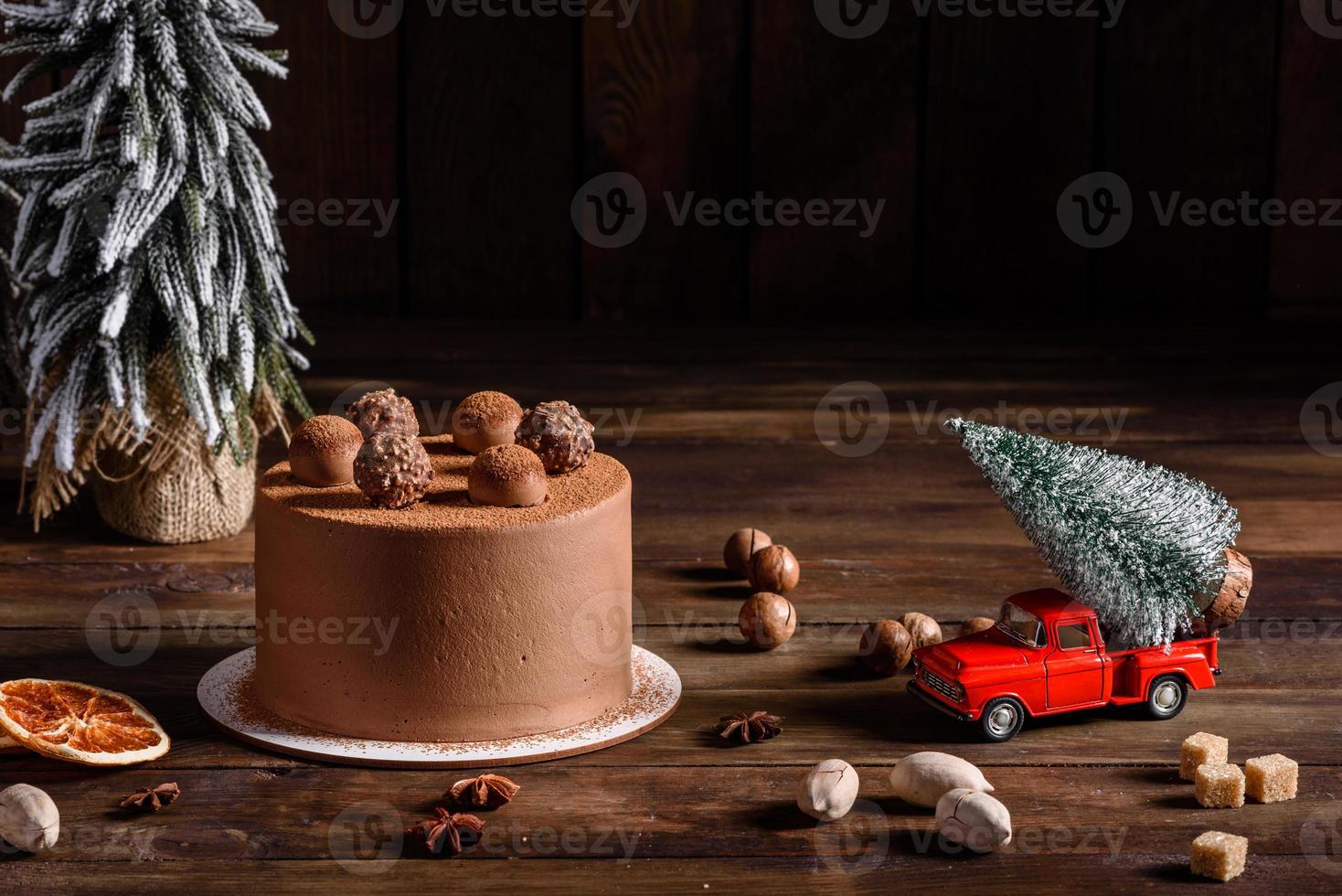 Deliciosos dulces hermosos en una mesa de madera oscura en la víspera de Navidad foto