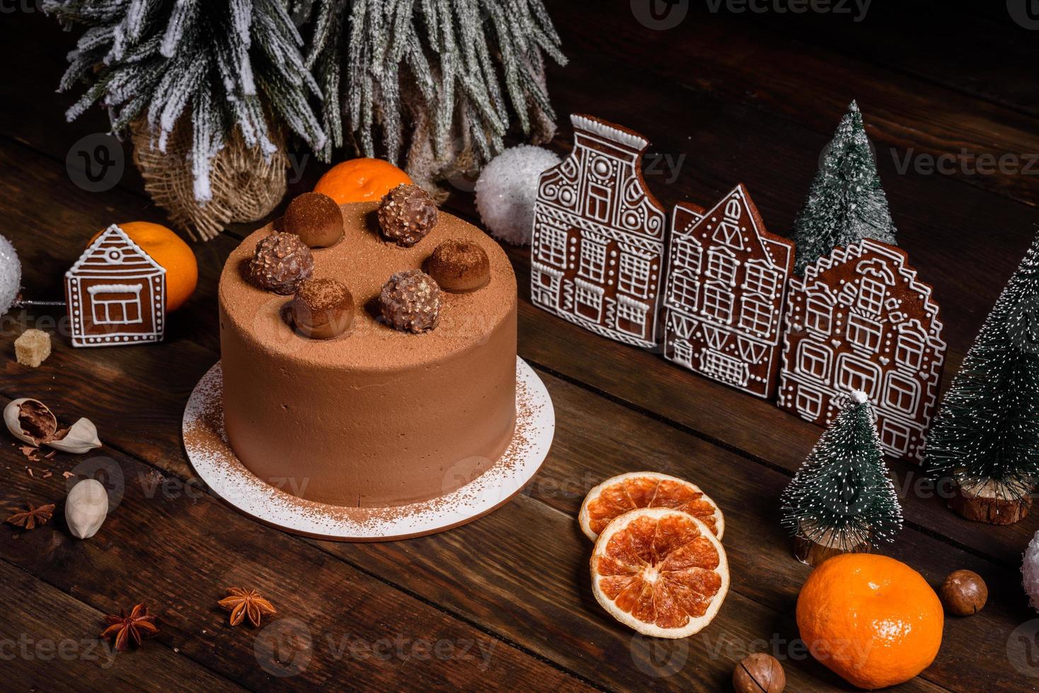 Deliciosos dulces hermosos en una mesa de madera oscura en la víspera de Navidad foto