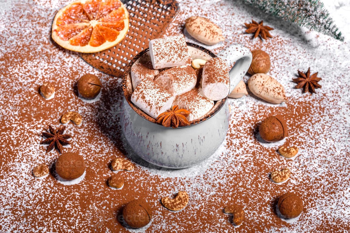 taza de chocolate caliente con malvaviscos blancos foto