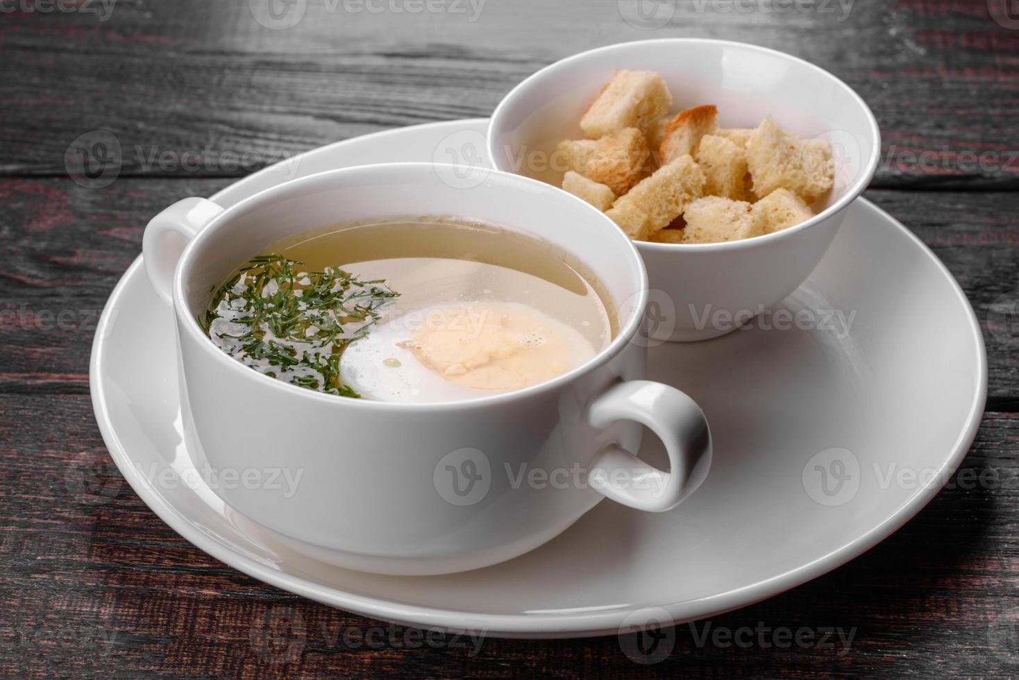 Sopa de fideos asiáticos, ramen con pollo, verduras y huevo en un tazón blanco foto