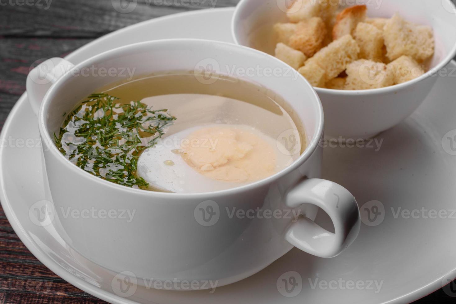 Sopa de fideos asiáticos, ramen con pollo, verduras y huevo en un tazón blanco foto