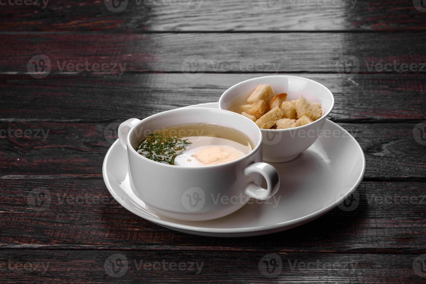 Sopa de fideos asiáticos, ramen con pollo, verduras y huevo en un tazón blanco foto