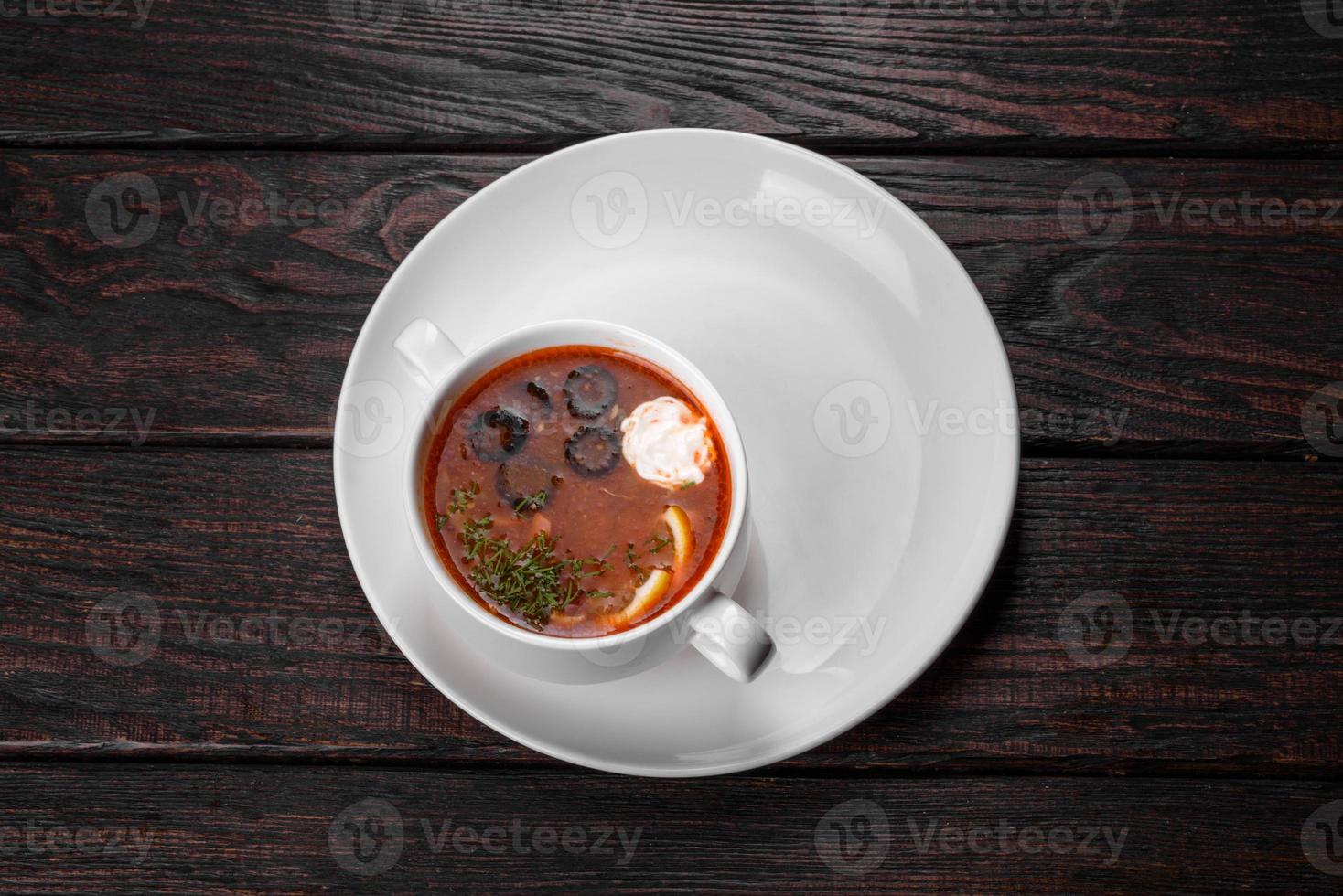 Apetitoso plato de sopa de mezcolanza rusa en olla de cerámica foto