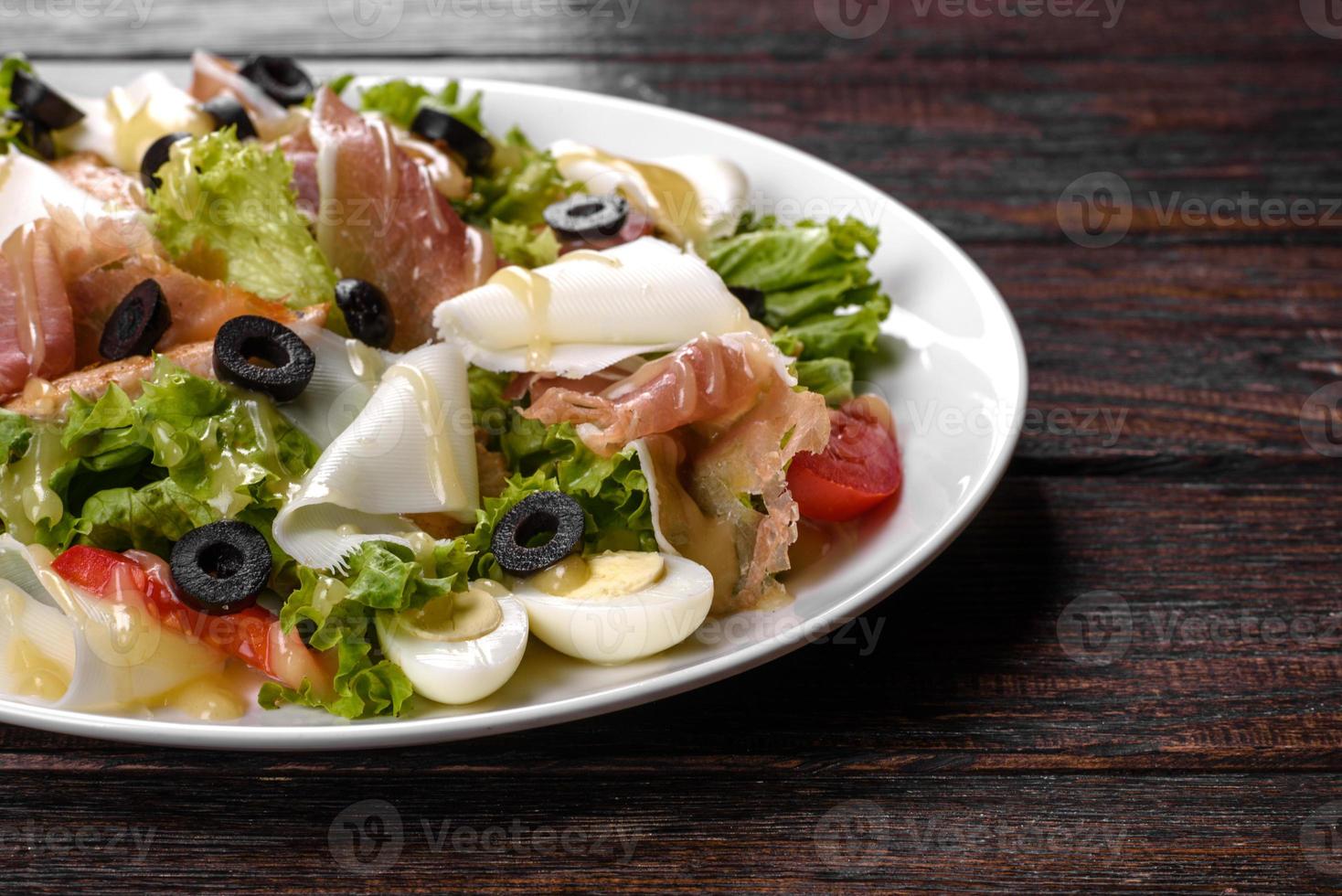 deliciosa ensalada fresca con tocino para la mesa festiva foto