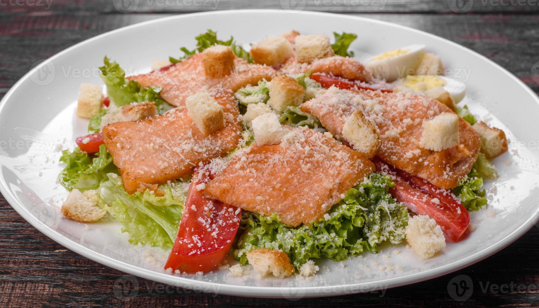 deliciosa ensalada fresca con pescado rojo para la mesa festiva foto