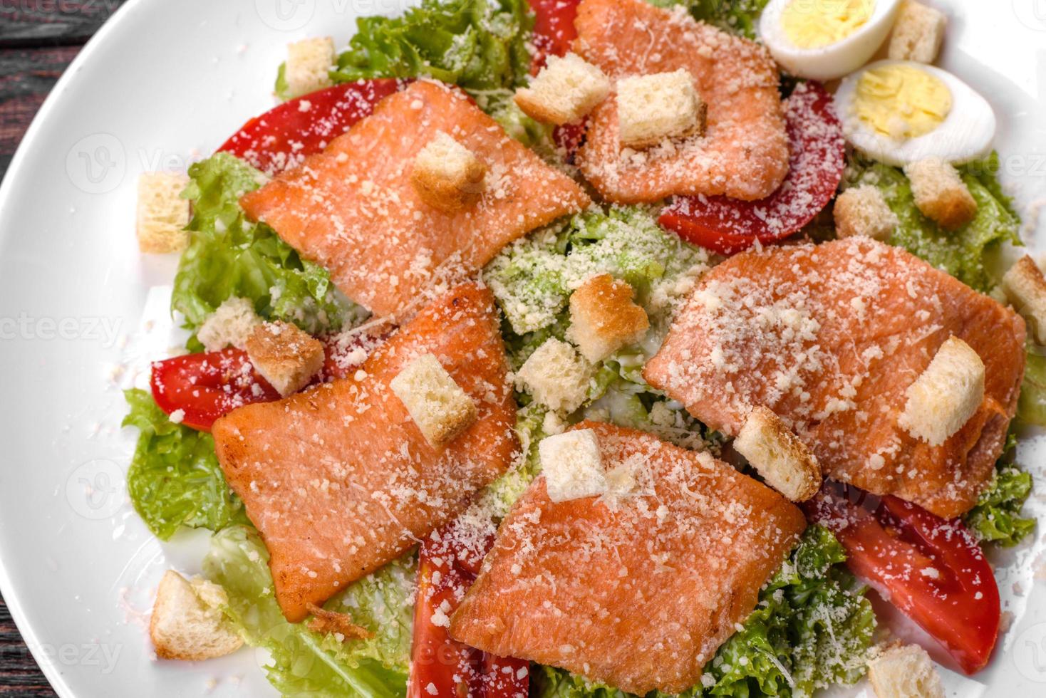 deliciosa ensalada fresca con pescado rojo para la mesa festiva foto