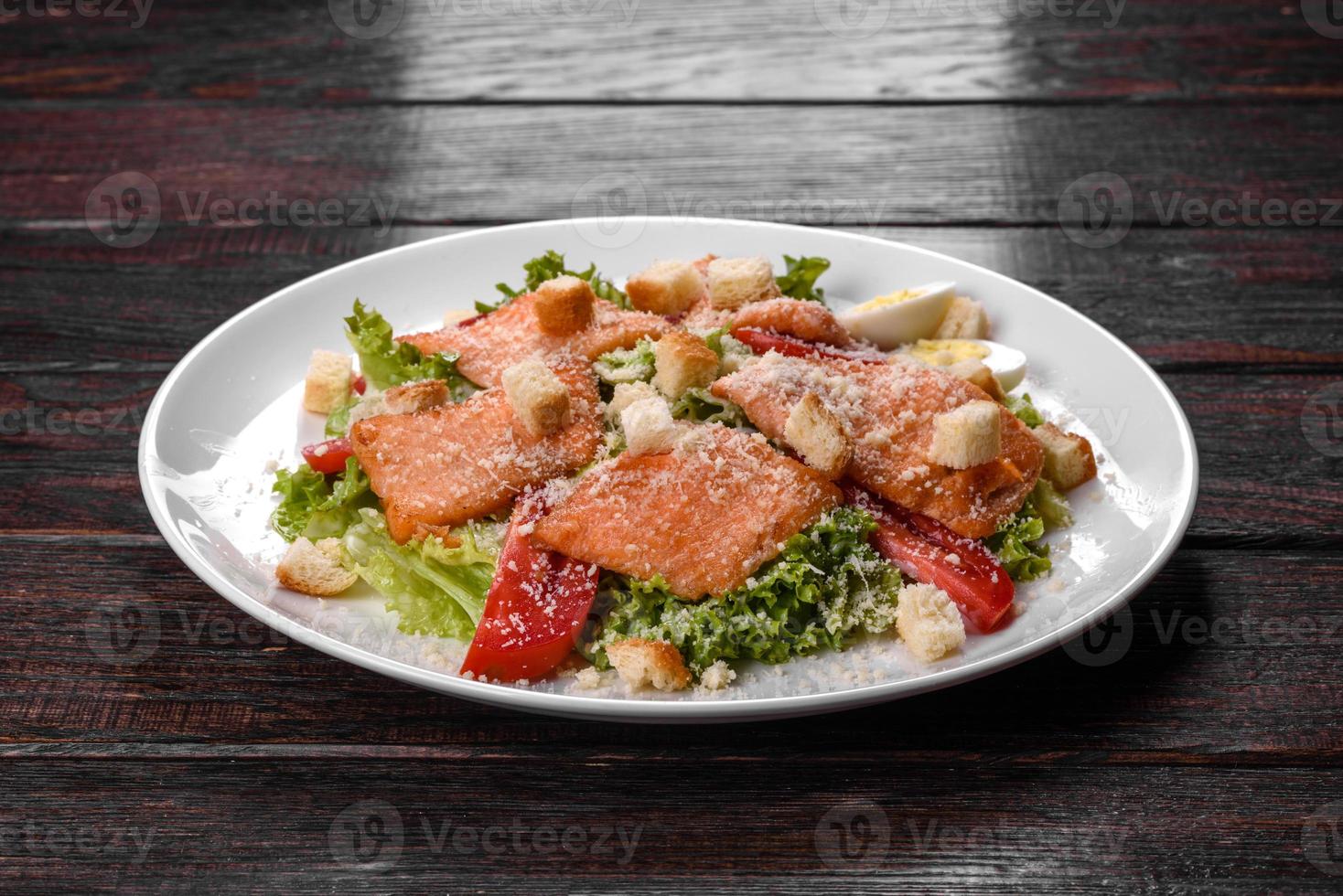 deliciosa ensalada fresca con pescado rojo para la mesa festiva foto