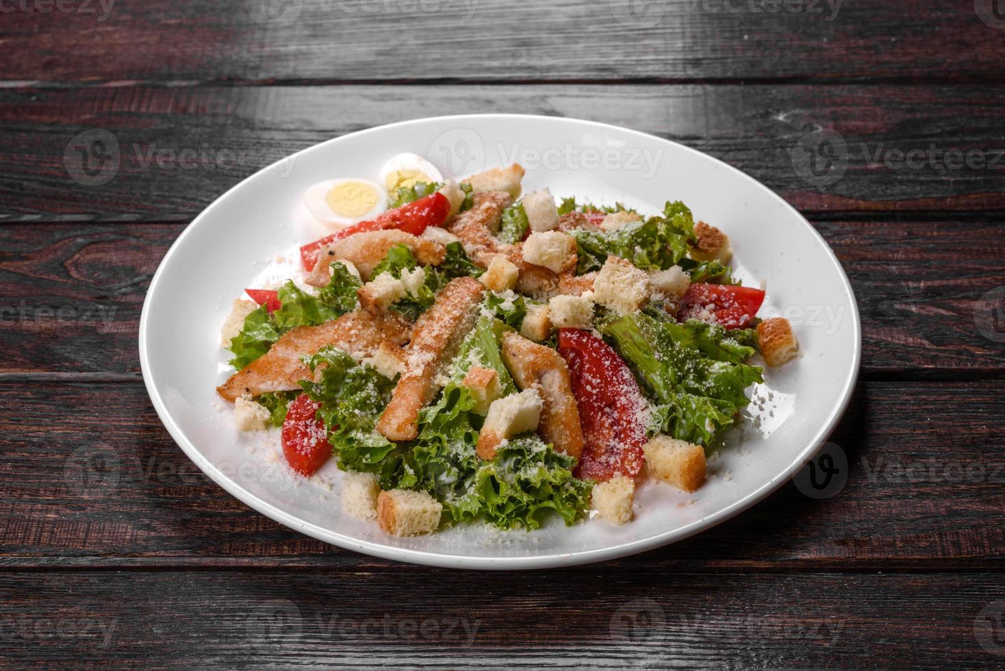 deliciosa ensalada de pollo fresco para una mesa festiva foto