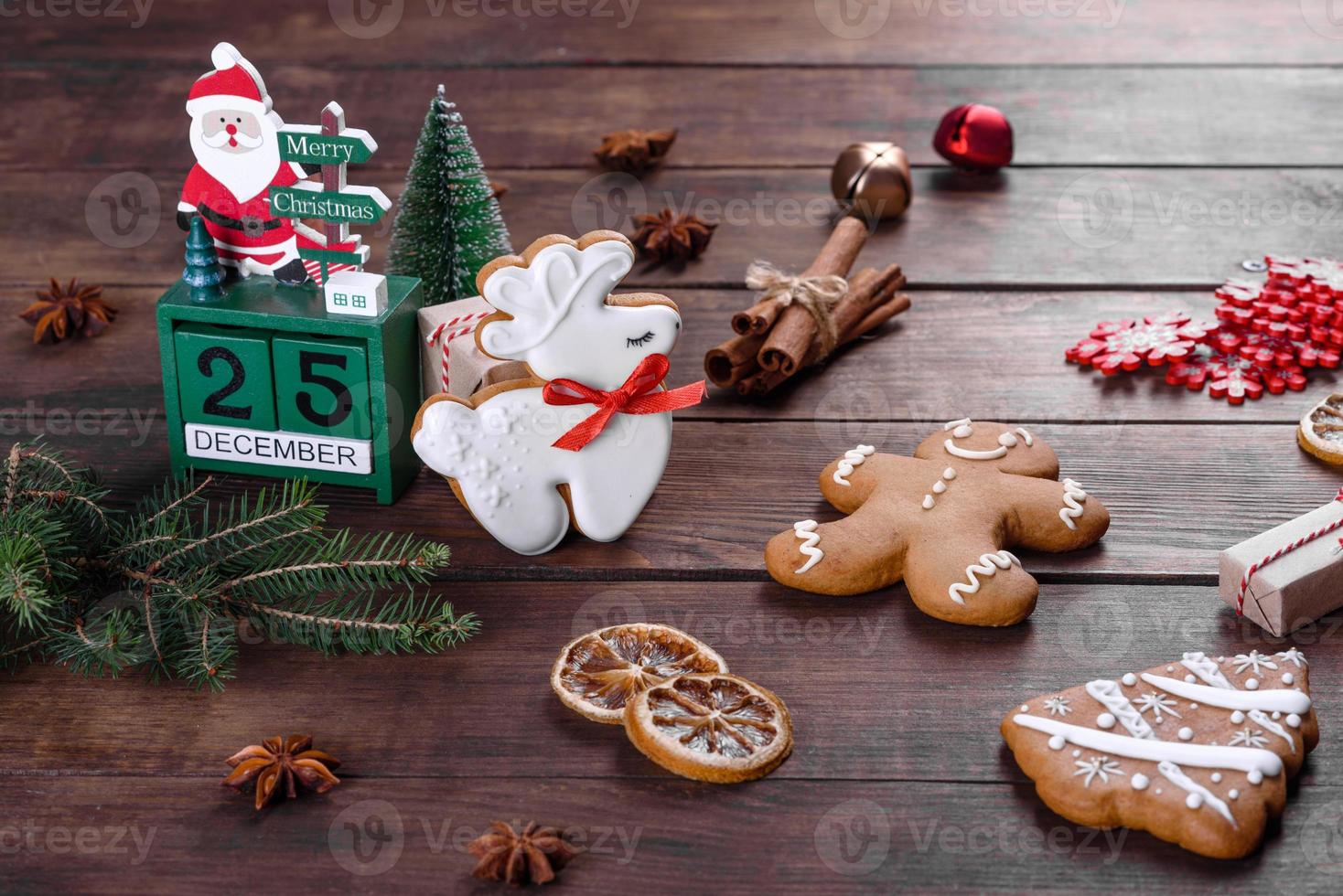 Pan de jengibre festivo navideño hecho en casa sobre una mesa oscura foto