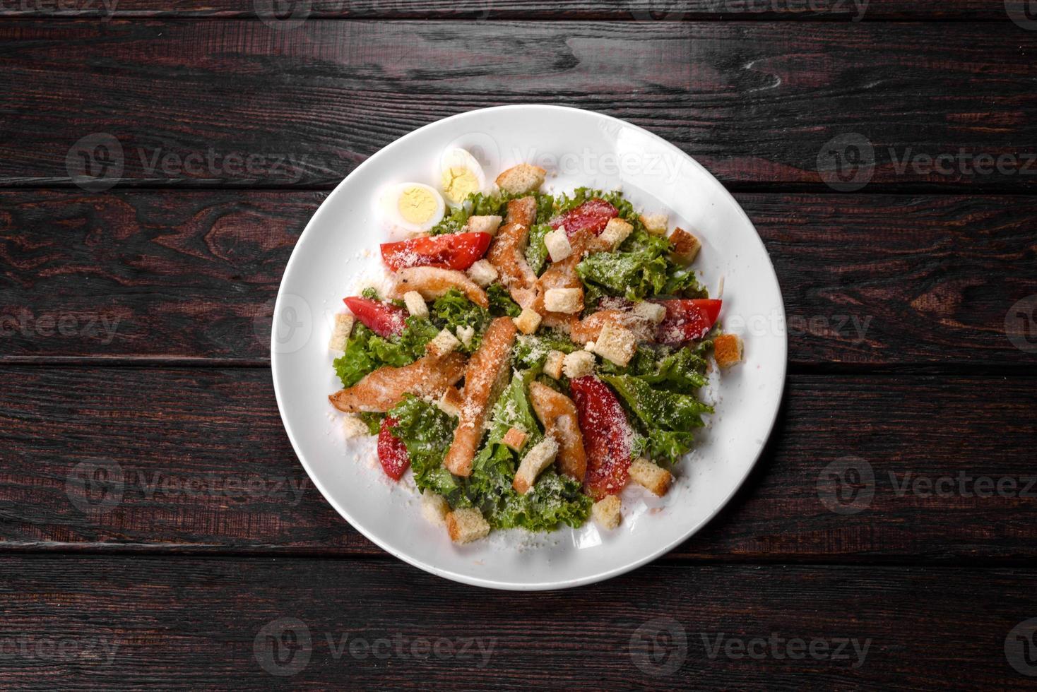 deliciosa ensalada de pollo fresco para una mesa festiva foto