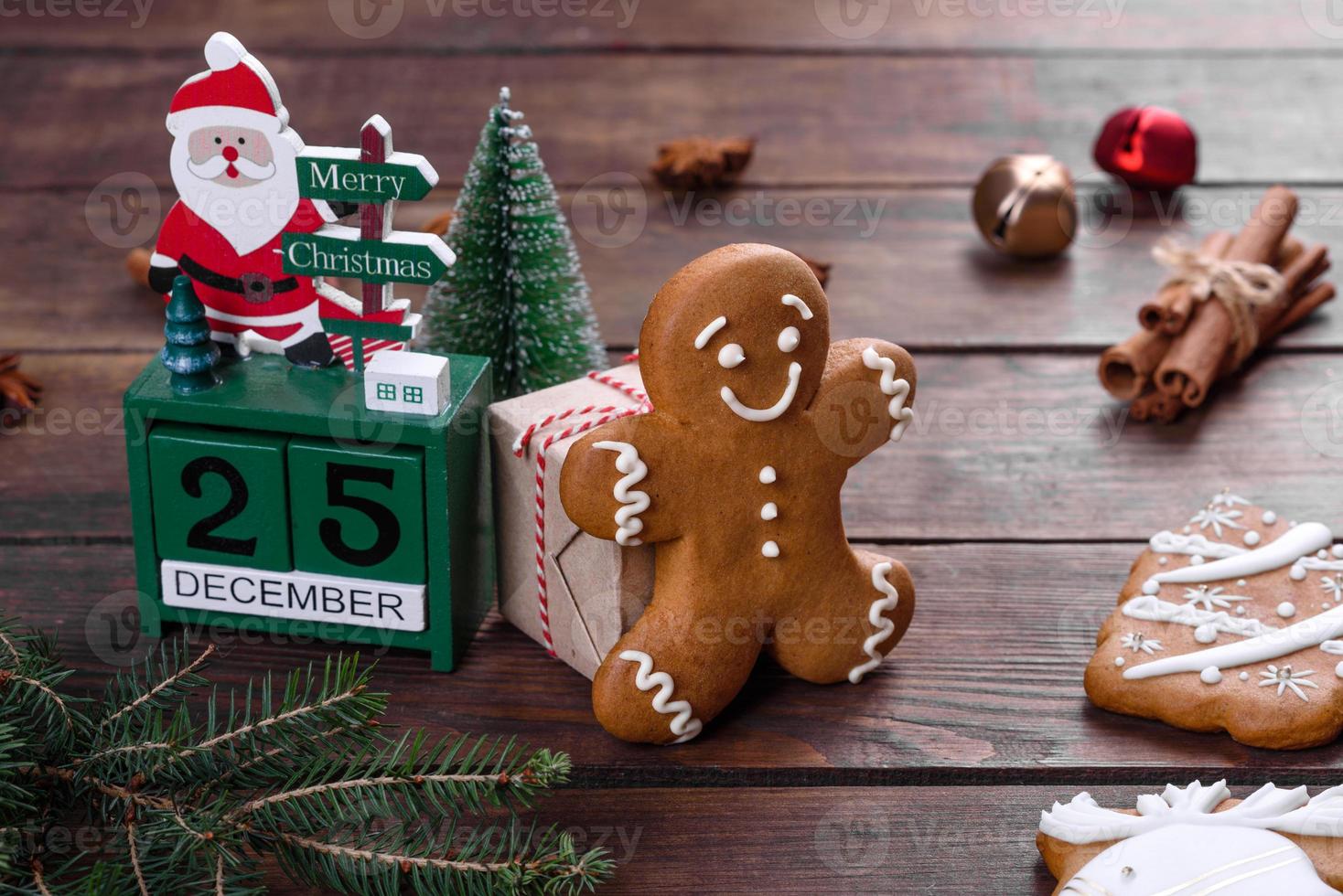 Pan de jengibre festivo navideño hecho en casa sobre una mesa oscura foto